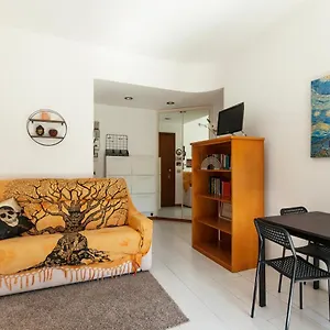 Youhosty - Osoppo 7 , Milano Italia